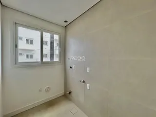 Vista de um corredor interno com janela em um imóvel.