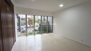 Ambiente interno com piso de cerâmica e grandes janelas de vidro.
