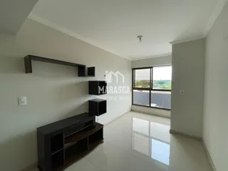 Sala de estar com piso de cerâmica e móveis embutidos.