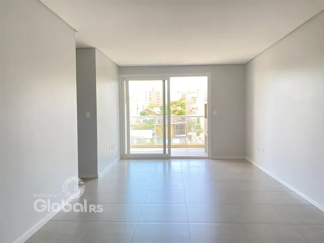 Sala de estar clara com porta de vidro que dá para a vista.