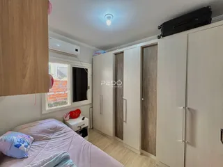 Quarto com armários embutidos e janela de madeira em Lajeado.