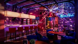 Sala de estar com decoração em tons de roxo e iluminação moderna.