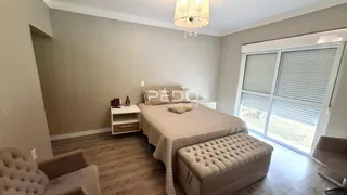 Quarto com cama e janela em um imóvel no Brasil.