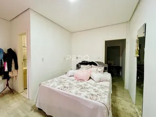 Quarto com cama e armário em ambiente claro.