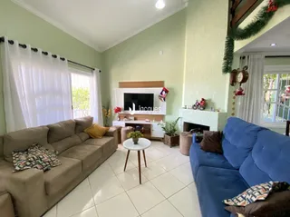 Sala de estar com sofá e lareira em um imóvel no Brasil.
