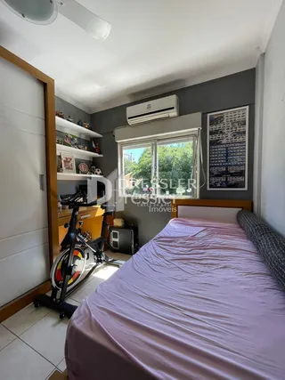 Quarto com cama e ar-condicionado em um imóvel.