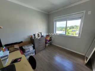 Ambiente interno de uma sala com janela de grande porte.