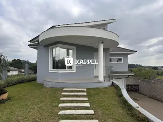 Fachada de uma residência moderna com arquitetura curva em Lajeado, Brasil.