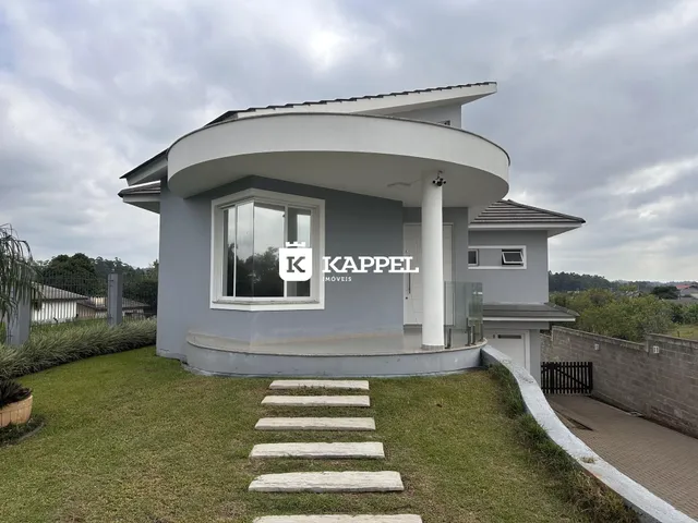 Fachada de uma residência moderna com arquitetura curva em Lajeado, Brasil.