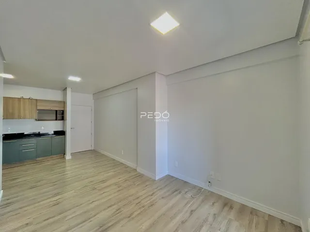 Interior de uma sala com cozinha em um imóvel no Brasil.