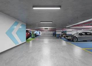 Interior de um espaço amplo com piso de concreto.