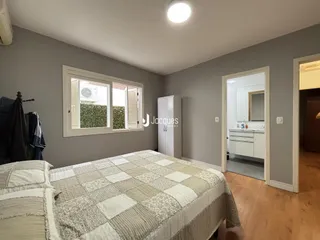 Quarto com janela e cama em um imóvel.