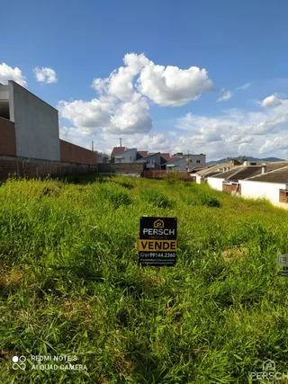 Foto externa mostrando um terreno com grama alta em Lajeado, Brasil.