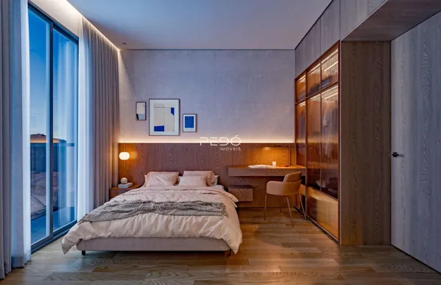 Quarto com grande janela e piso de madeira.