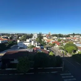 Vista aérea de uma área residencial em Lajeado, Brasil, mostrando edificações e vegetação.