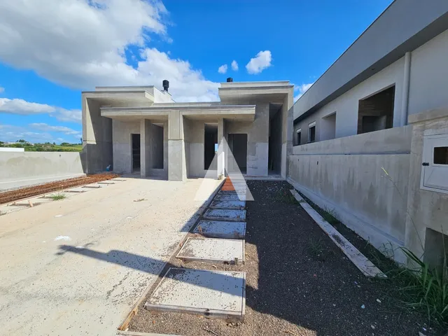 Vista externa de uma construção em Lajeado, Brasil, com estrutura de concreto exposta.