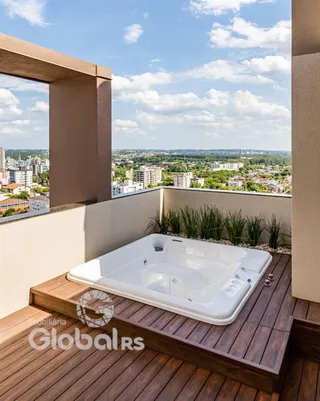 Vista de um terraço com banheira de hidromassagem em Lajeado.