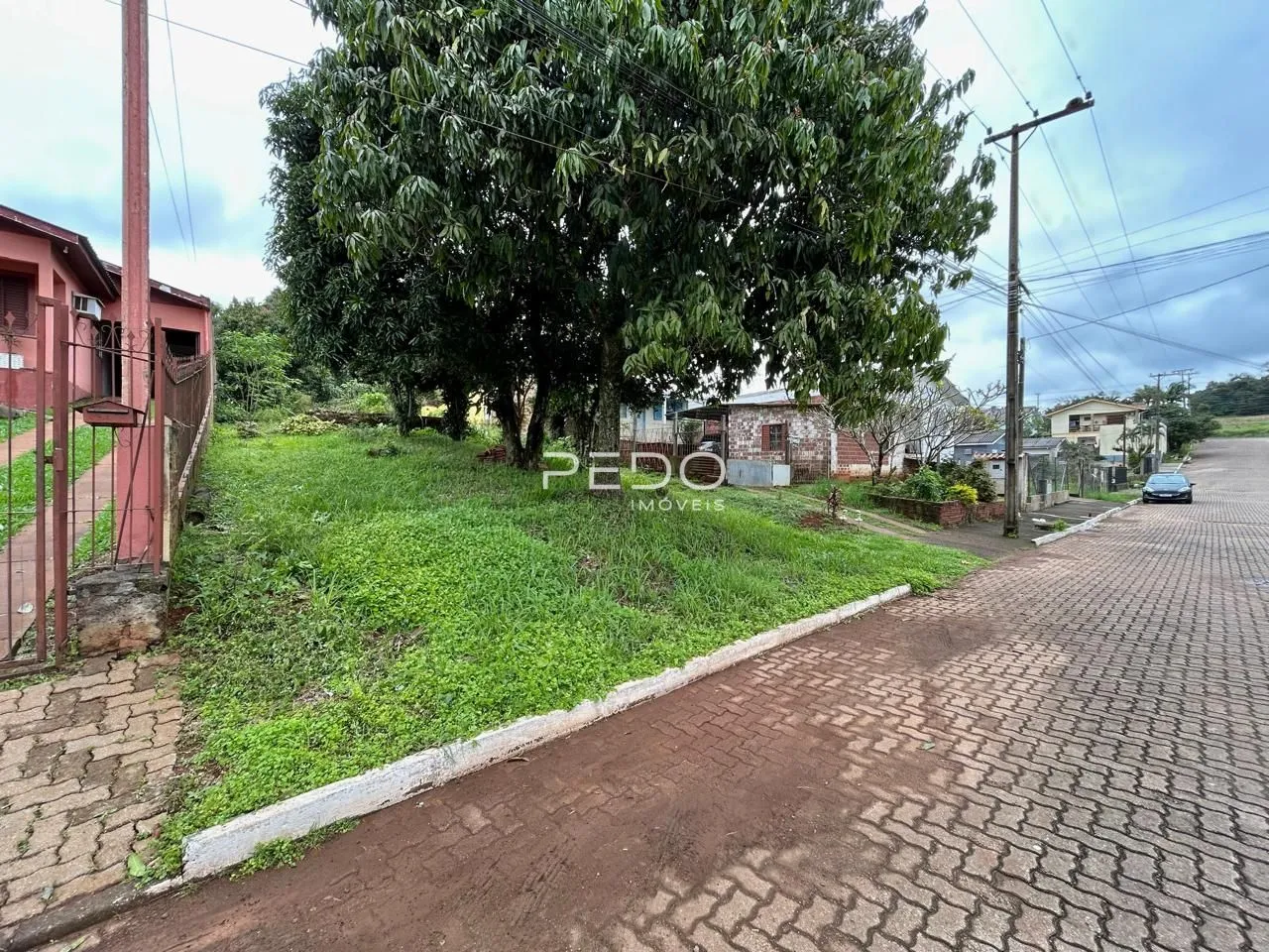 Vista externa de uma propriedade com gramado e rua em Lajeado.