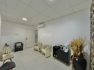 Sala de estar clara com piso de cerâmica e móveis de apoio.