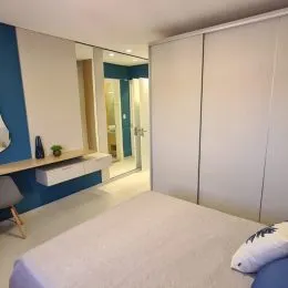 Foto de um quarto com cama de casal.
