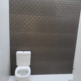 Foto de um vaso sanitário branco em um ambiente.