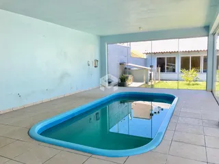 Foto de uma piscina externa em uma residência no Brasil.