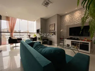 Sala de estar moderna com grandes janelas e sofá verde esmeralda.