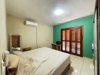 Quarto com cama e armário em uma residência.
