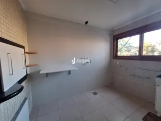 Foto de um cômodo interno com piso de cerâmica e parede de azulejo.