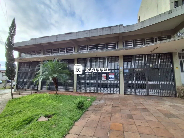 Fachada de uma residência com portão de metal e jardim em Lajeado, Brasil.