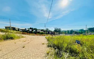 Vista da paisagem rural com casas ao fundo