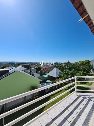 Vista da varanda com grade de metal em Lajeado, Brasil.