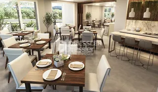 Uma sala de jantar moderna com mesa de madeira e grandes janelas.