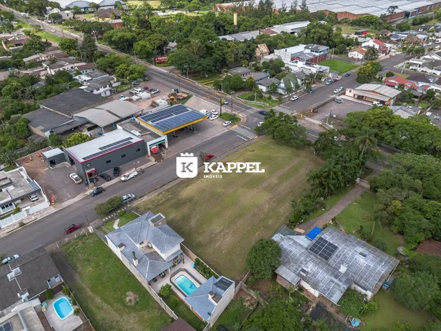 Vista aérea de uma residência com piscina e jardim em Lajeado.