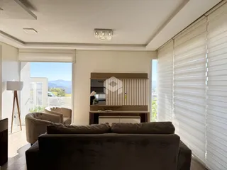Sala de estar com vista para a paisagem externa.