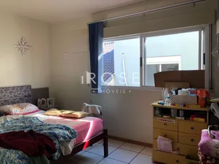 Quarto interno com cama e janela em um imóvel.