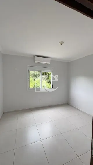 Foto de um cômodo interno com piso de cerâmica e uma janela.