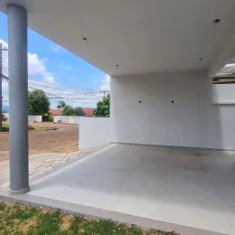 Vista de um espaço interno com paredes brancas e teto liso.
