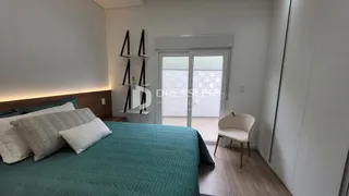 Quarto com cama e decoração de parede em um apartamento.