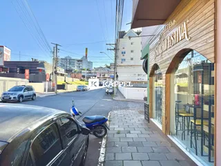 Fachada de um prédio comercial em uma rua em Lajeado.