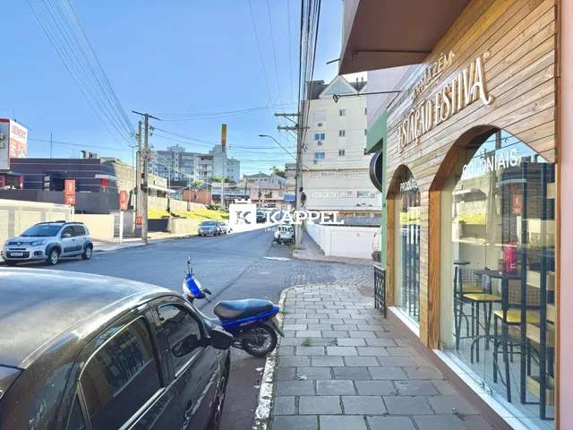 Fachada de um prédio comercial em uma rua em Lajeado.