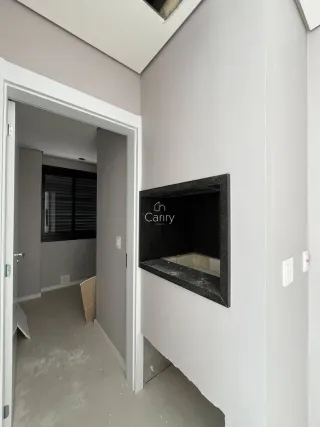 Hall de entrada com paredes brancas e piso cru, indicando necessidade de reforma.