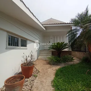 Fachada de uma residência em Lajeado, Brasil com jardim frontal.