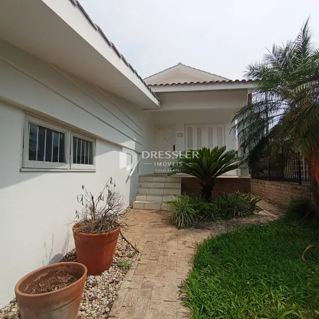 Fachada de uma residência em Lajeado, Brasil com jardim frontal.