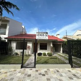 Fachada de uma residência com telhado vermelho em Lajeado, Brasil.