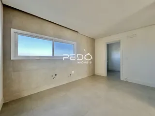 Uma sala interna com uma grande janela iluminada.