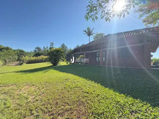 Fachada de uma propriedade com grande área gramada em Lajeado, Brasil.