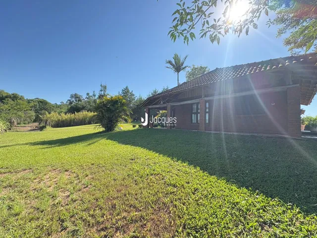 Fachada de uma propriedade com grande área gramada em Lajeado, Brasil.