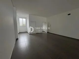 Vista interna de um corredor com piso de cerâmica em um imóvel no Brasil.