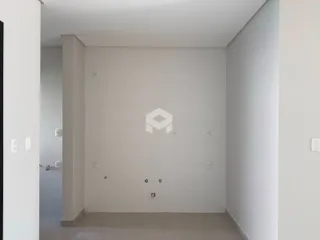 Vista interna de um corredor com paredes brancas em uma residência.